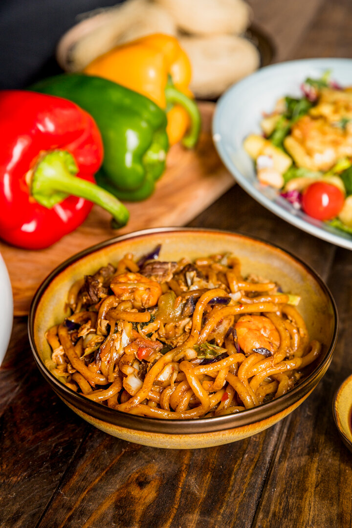 Bami goreng met witte kool en spiegelei