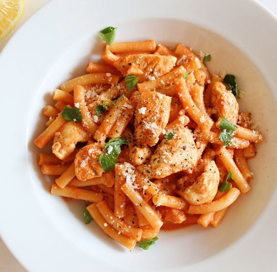Pasta met paprika-roomsaus en Italiaanse kip